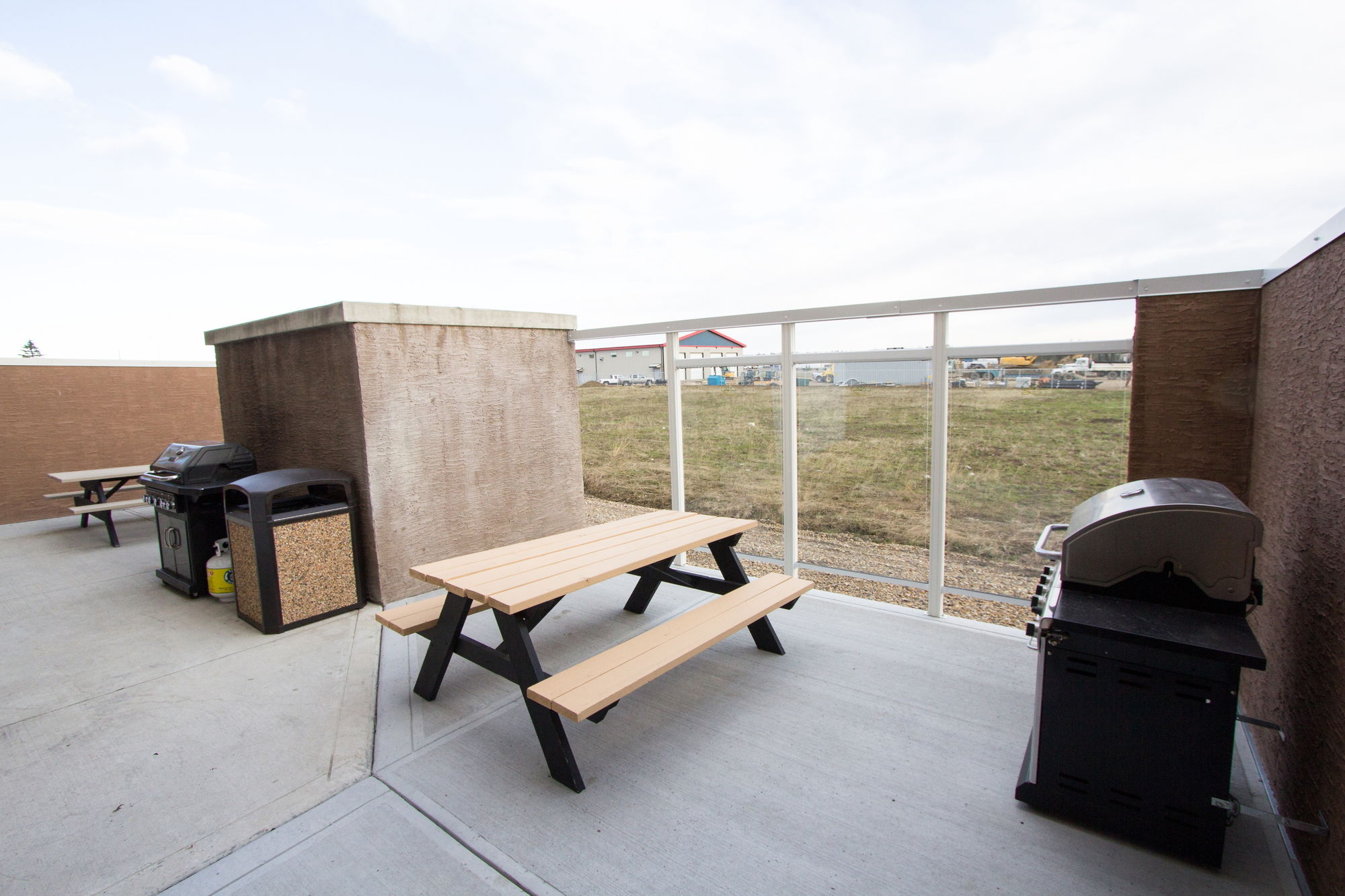 Фото Service Plus Inns & Suites Drayton Valley