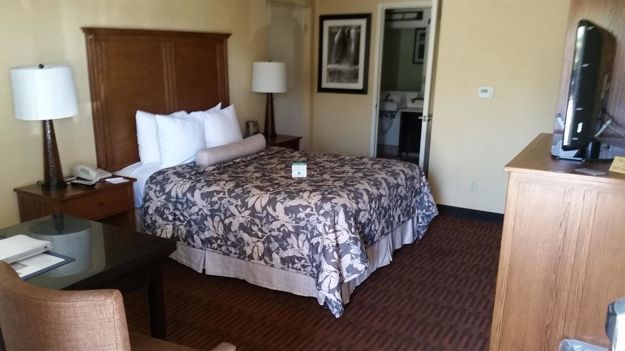 Фото Best Western Plus Hilltop Inn