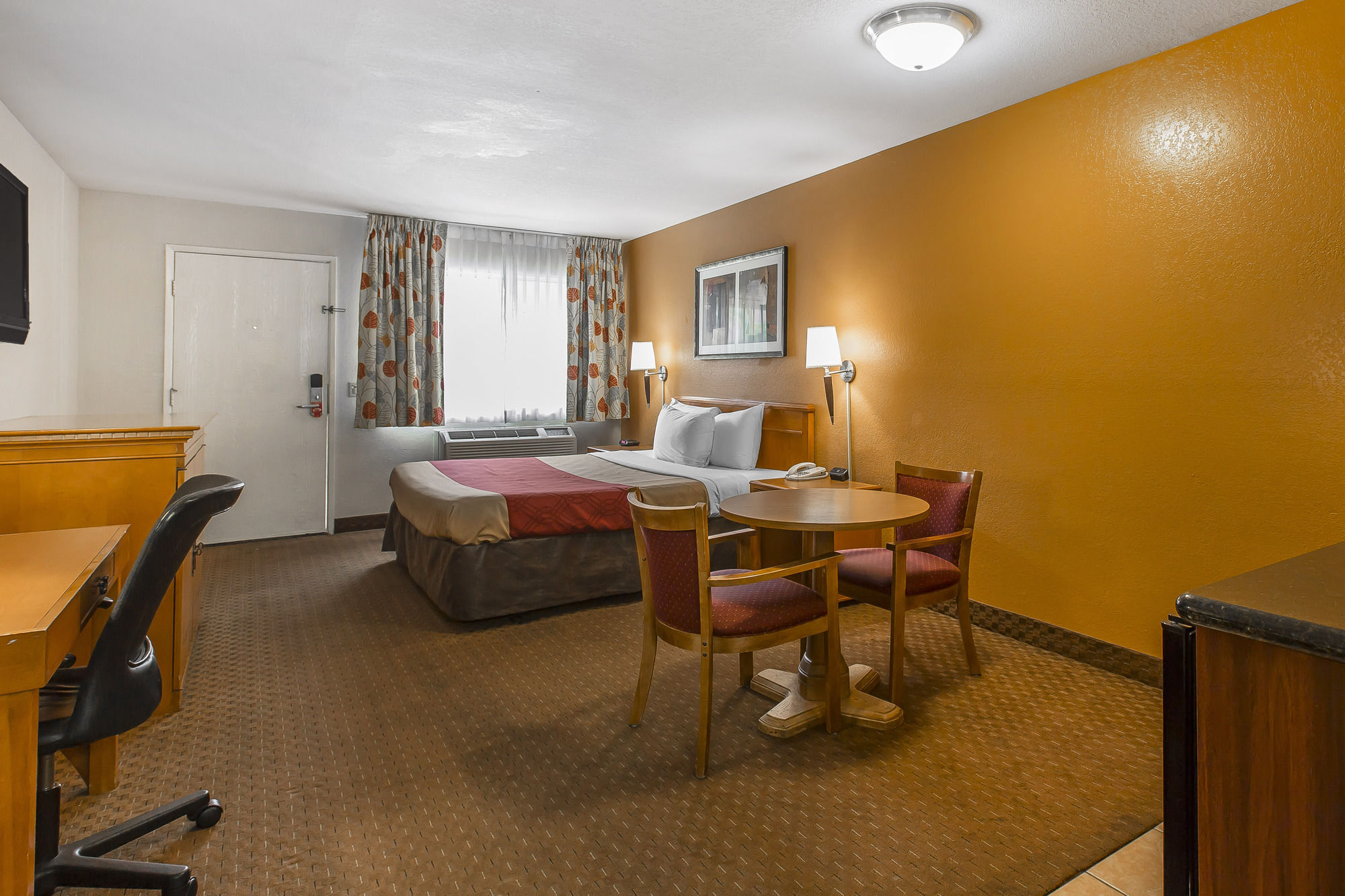 Фото Econo Lodge Inn & Suites El Cajon San Diego East