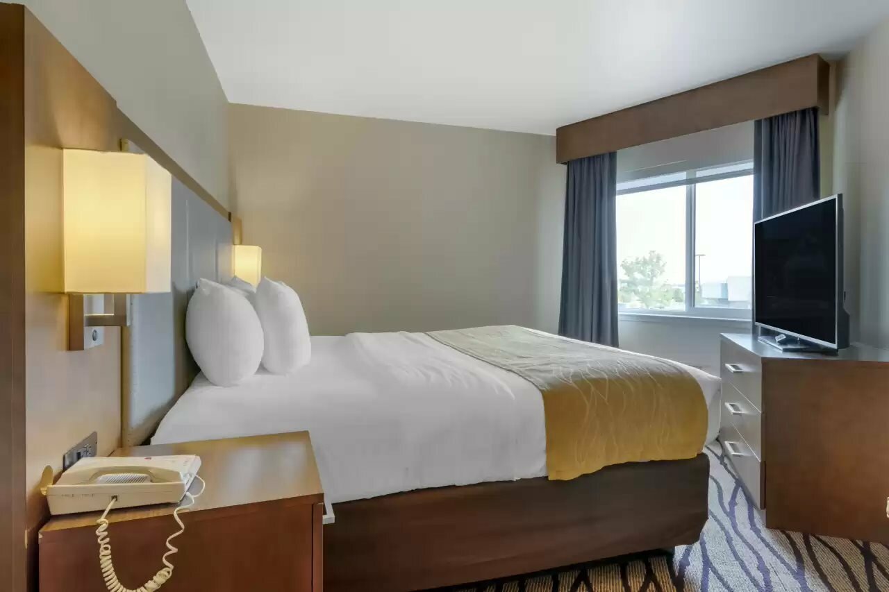 Фото Comfort Inn & Suites Market - Airport