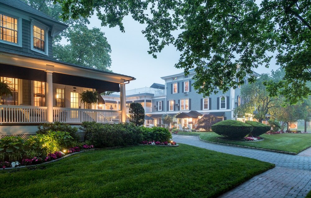 Фото Chateau Inn and Suites