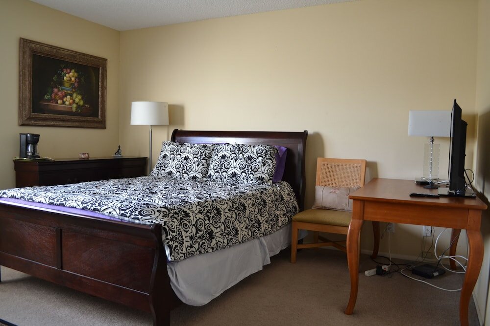 Фото Mini Mansion in Hollywood Hills