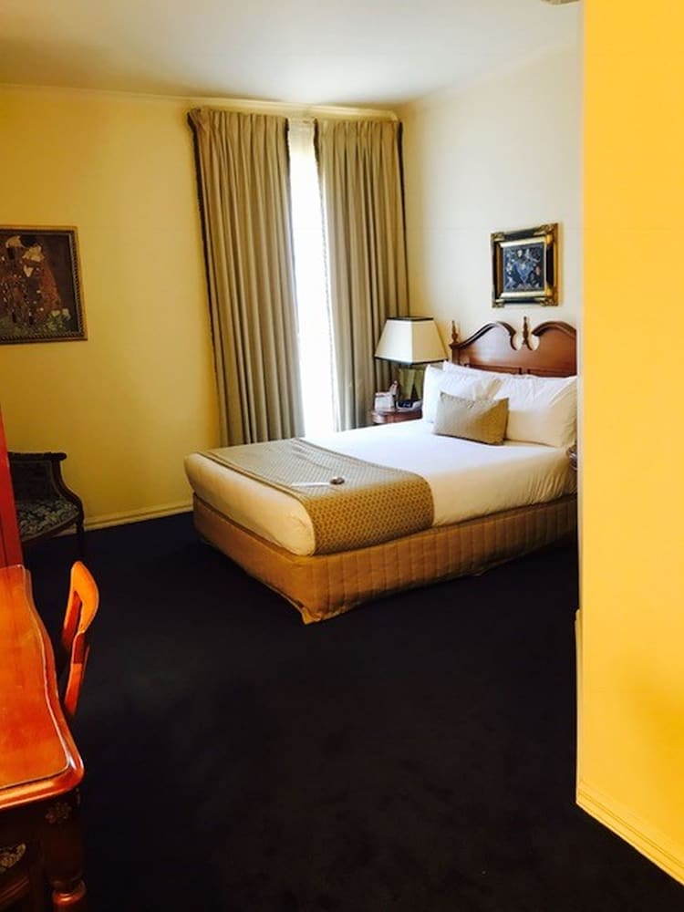 Фото Canterbury International Hotel