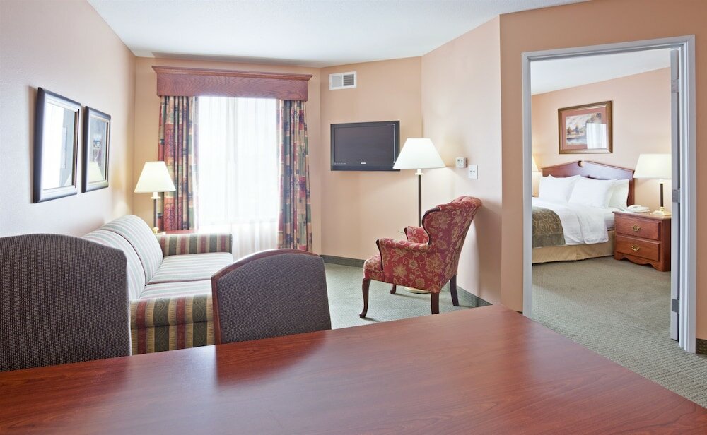 Фото Grandstay Residential Suites Hotel - Sheboygan