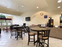 Фото Days Inn & Suites by Wyndham Tampa/Raymond James Stadium