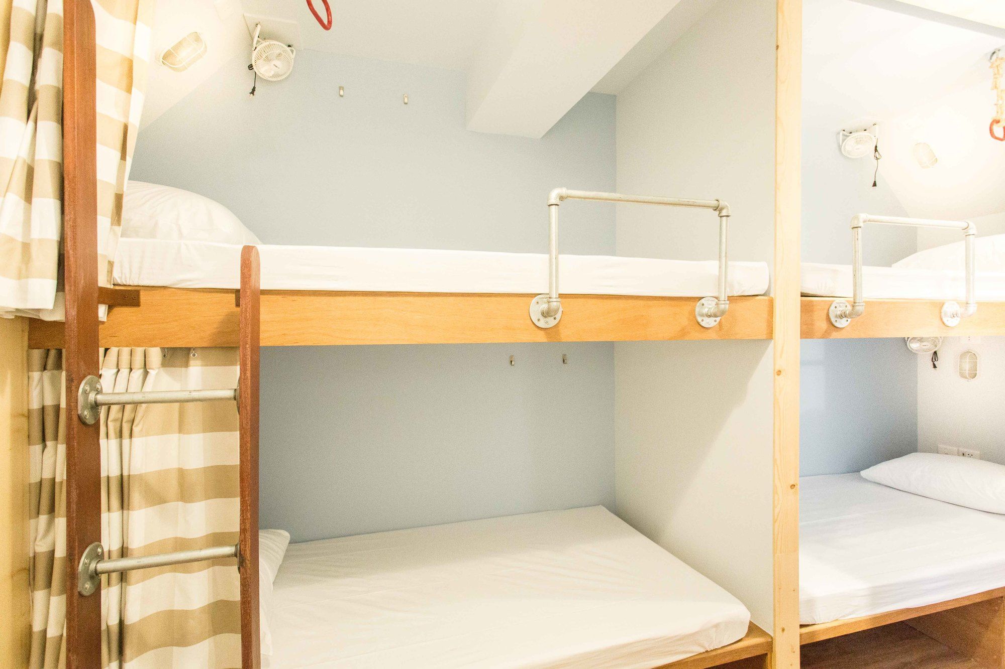 Фото Barn and Bed Hostel