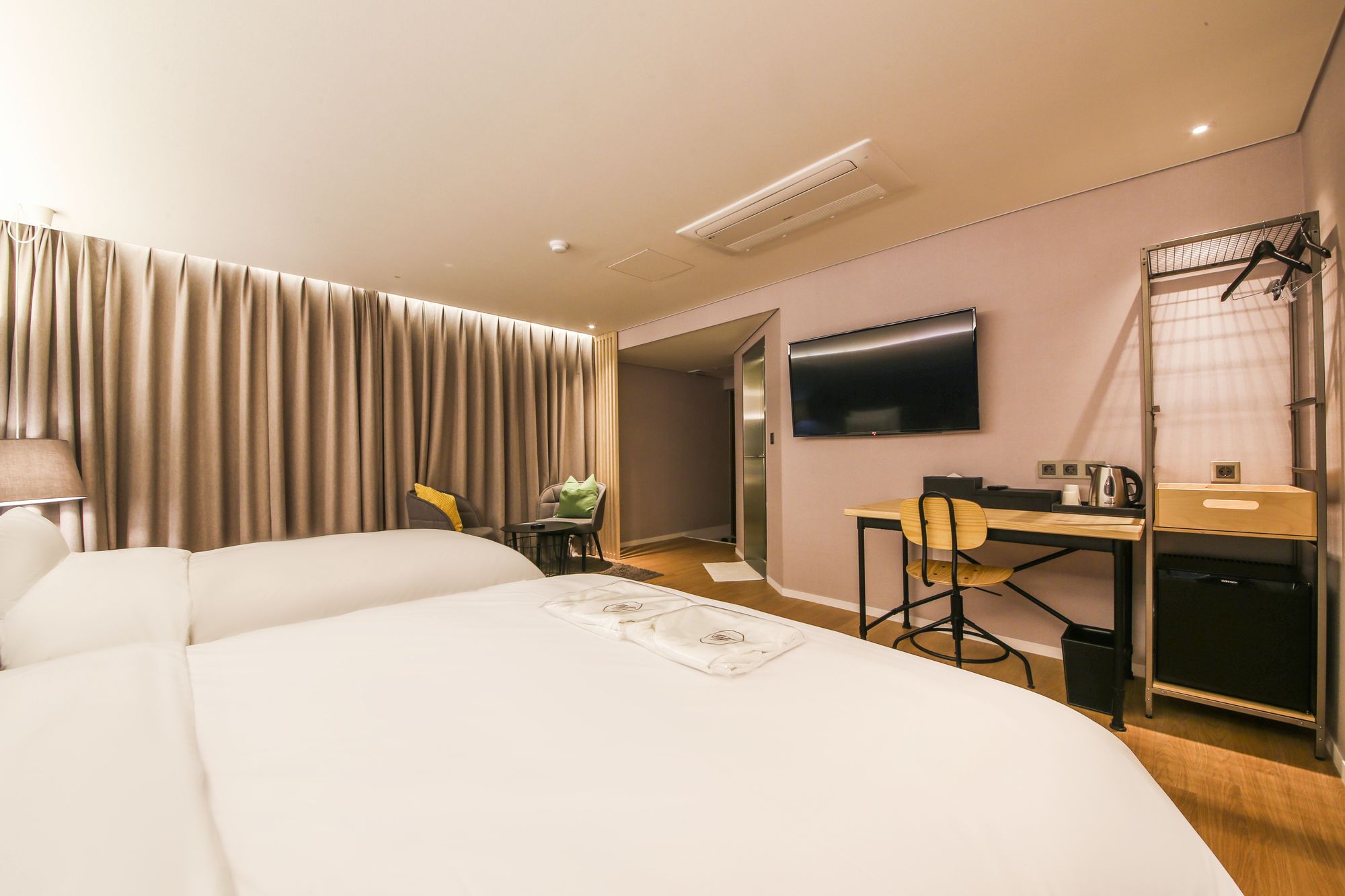 Фото Hotel Londoner Yongwon