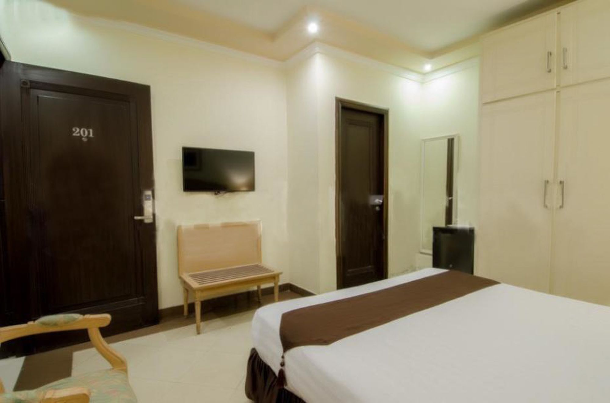 Фото Panoramic Hotel - Mall Road Lahore