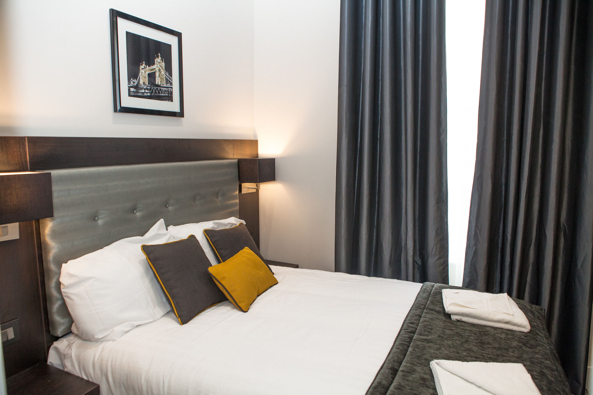 Фото The Tudor Inn Hotel