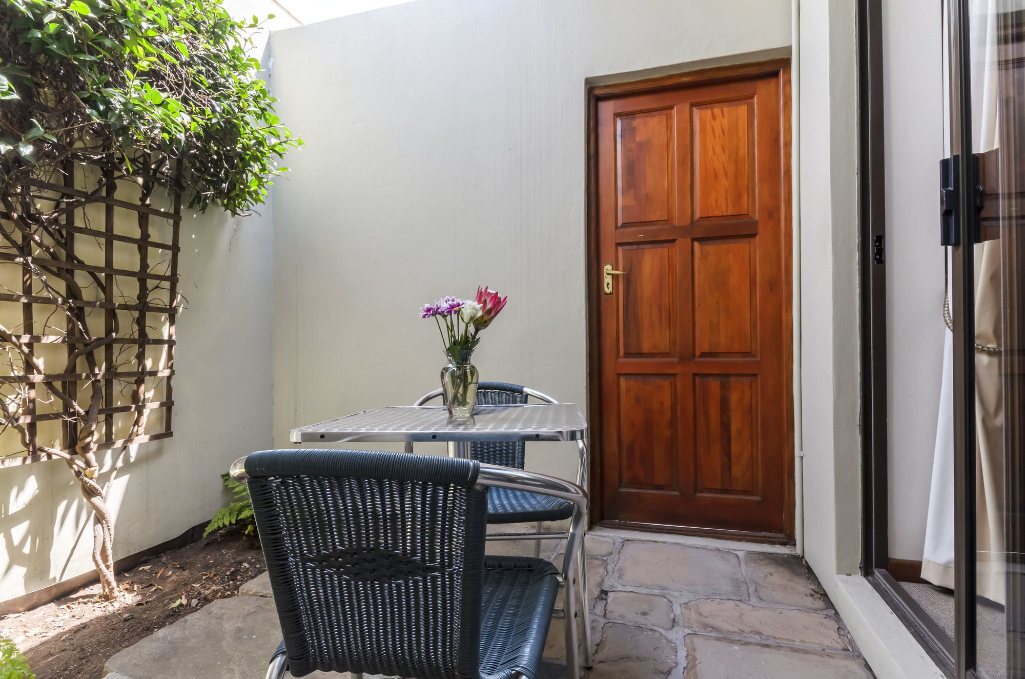 Фото Admiral's Lodge Guest House B & B