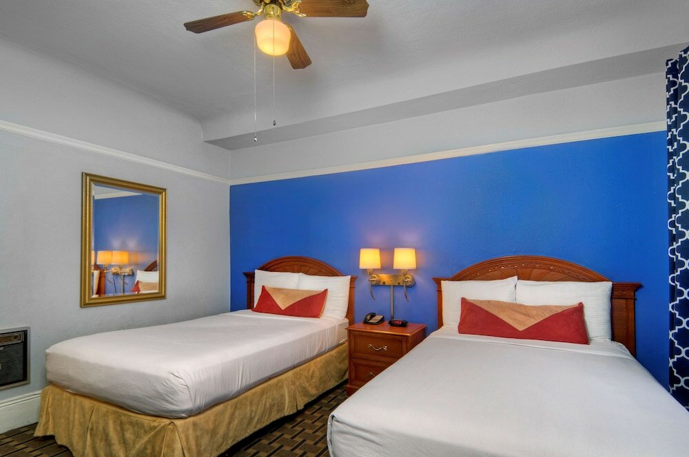 Фото Monarch Hotel