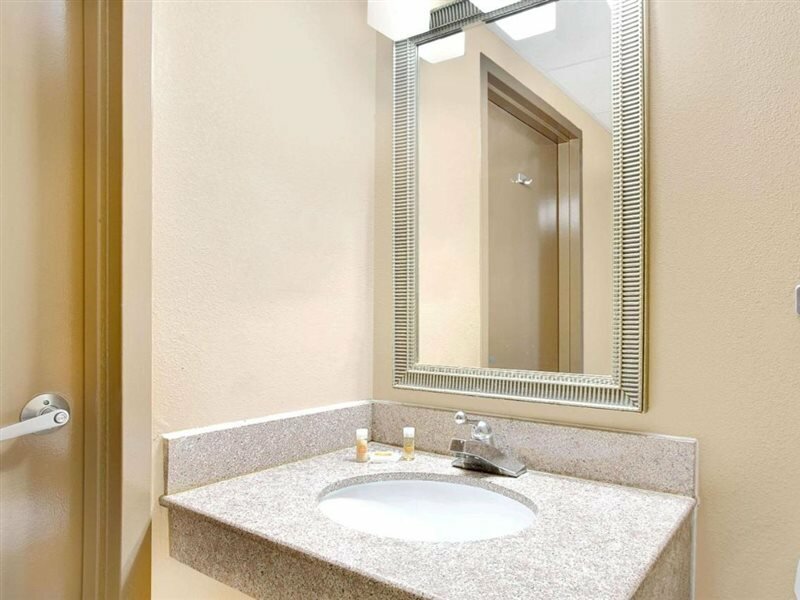 Фото Days Inn by Wyndham Newport News City Center Oyster Point