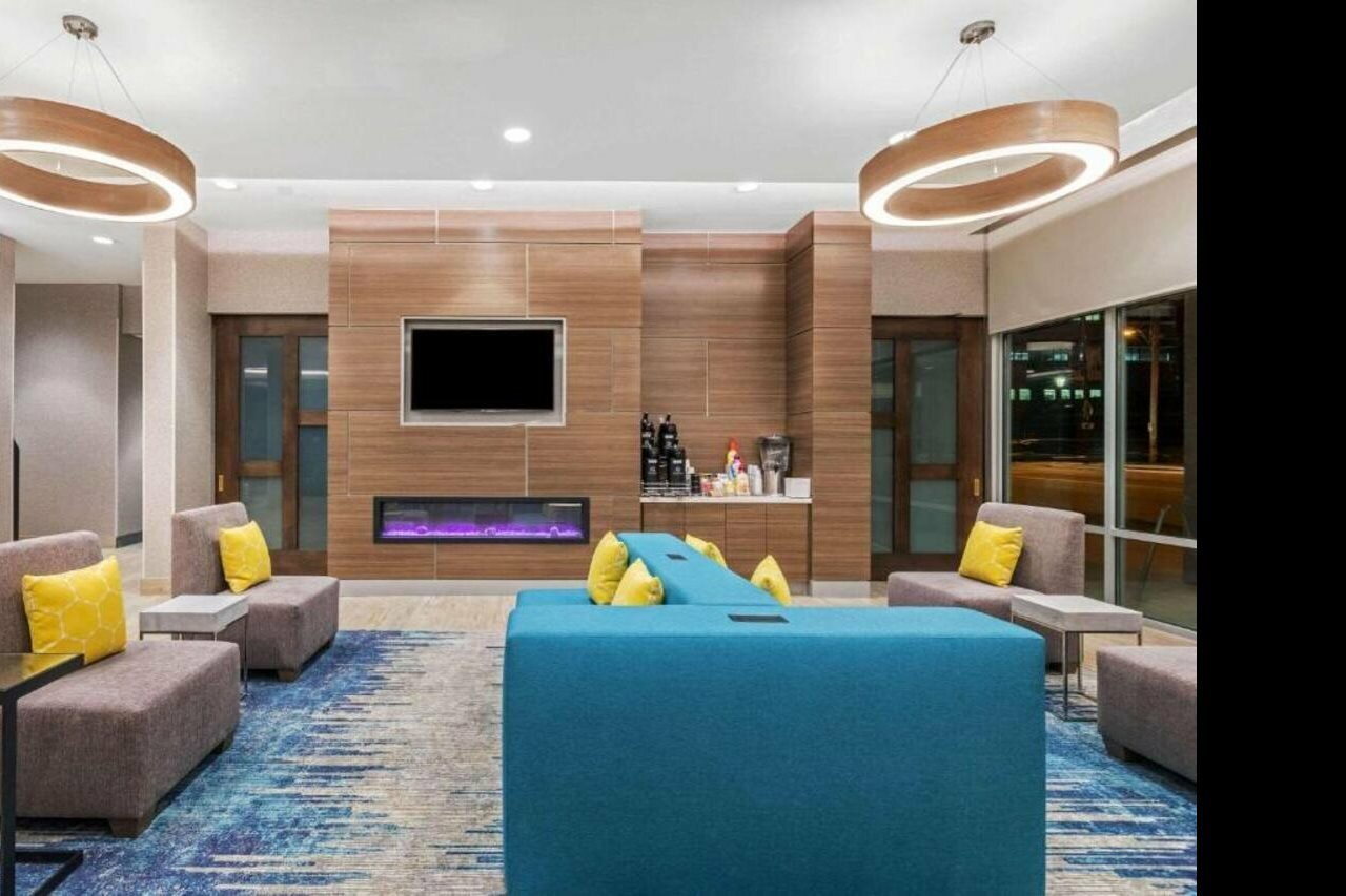 Фото La Quinta Inn & Suites by Wyndham Kansas City Beacon Hill