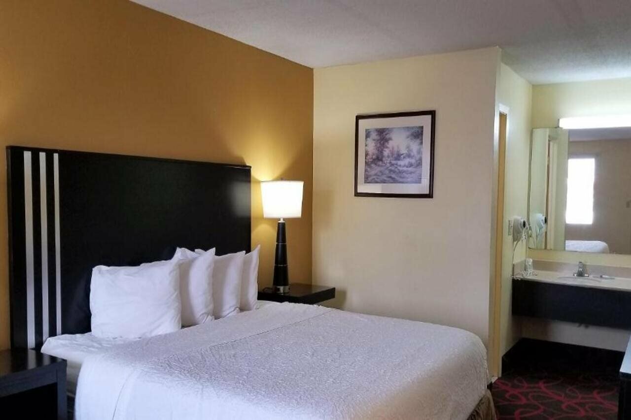 Фото Travelodge by Wyndham Richmond In