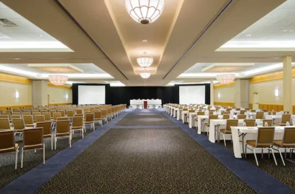 Фото Metro Points Hotel