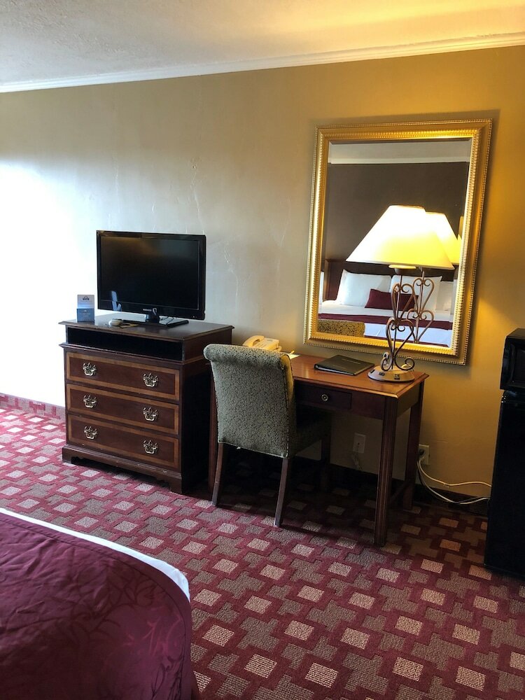 Фото Days Inn & Suites by Wyndham Logan