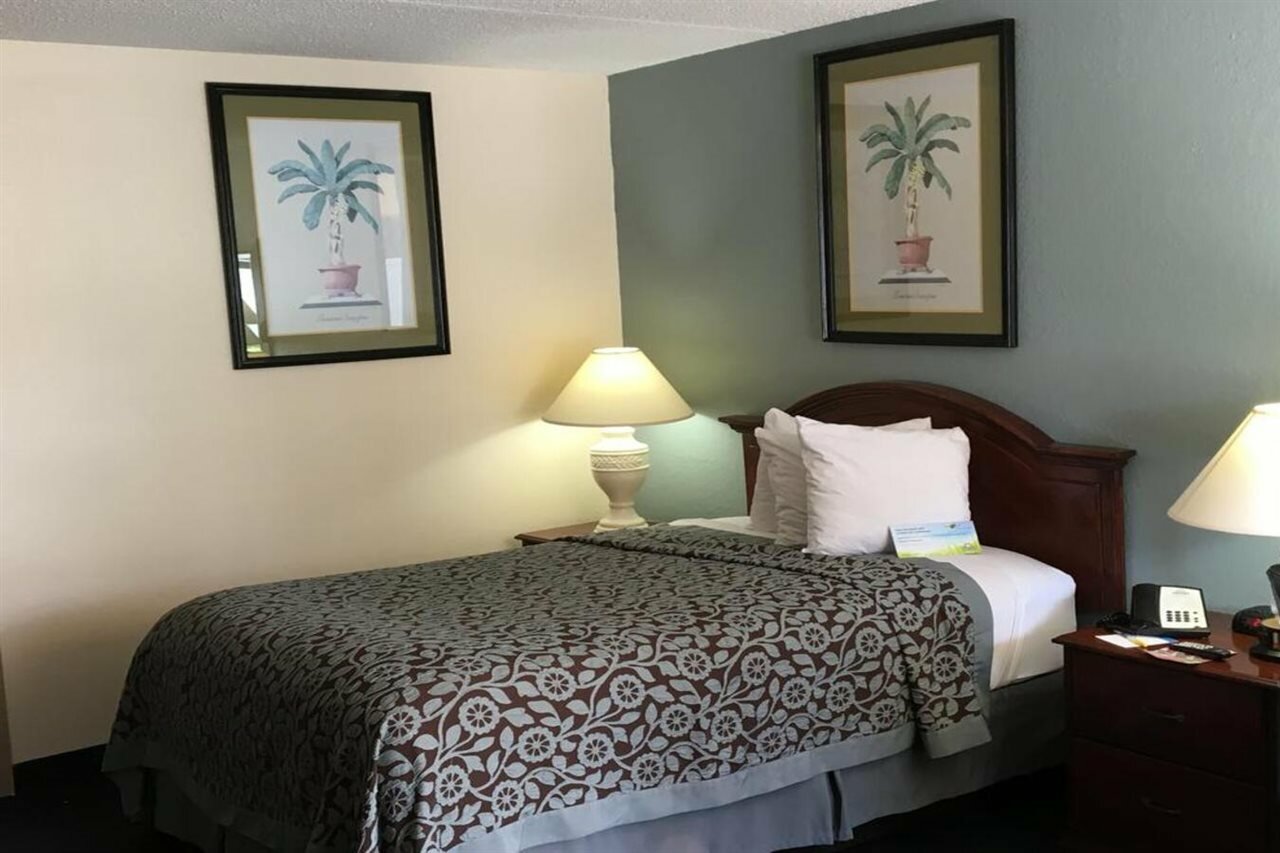 Фото Days Inn by Wyndham Orlando Airport Florida Mall