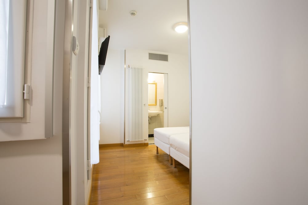 Фото Hotel Darcet Paris