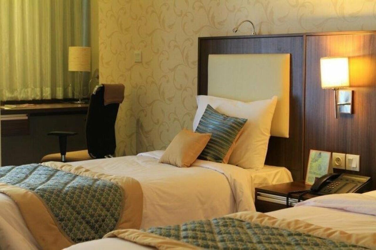 Фото Parsian Enghelab Hotel