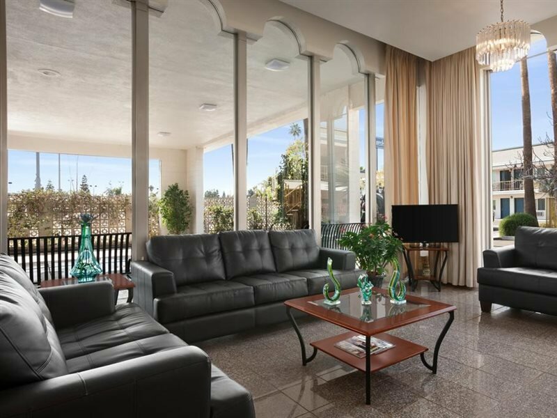 Фото Travelodge by Wyndham Bakersfield