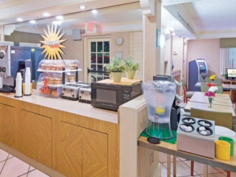 Фото Super 8 by Wyndham San Antonio Near SeaWorld Ingram Park