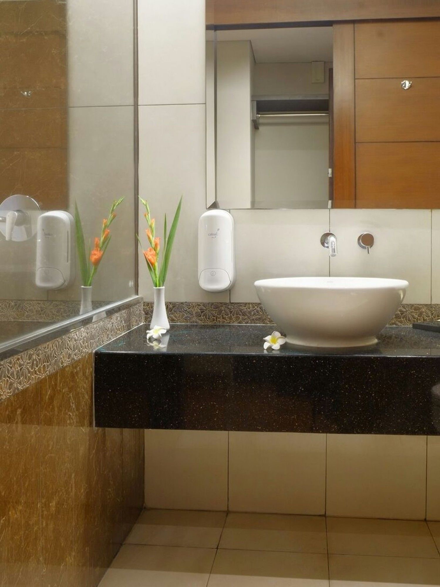 Фото Sukajadi Hotel and Gallery