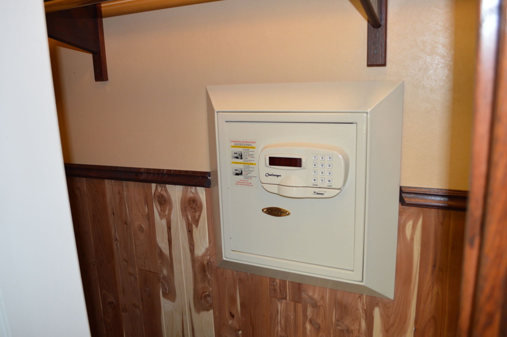 Фото Dynasty Suites Redlands