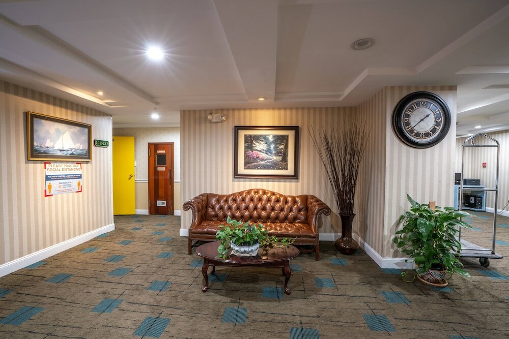 Фото Ambassador Inn & Suites