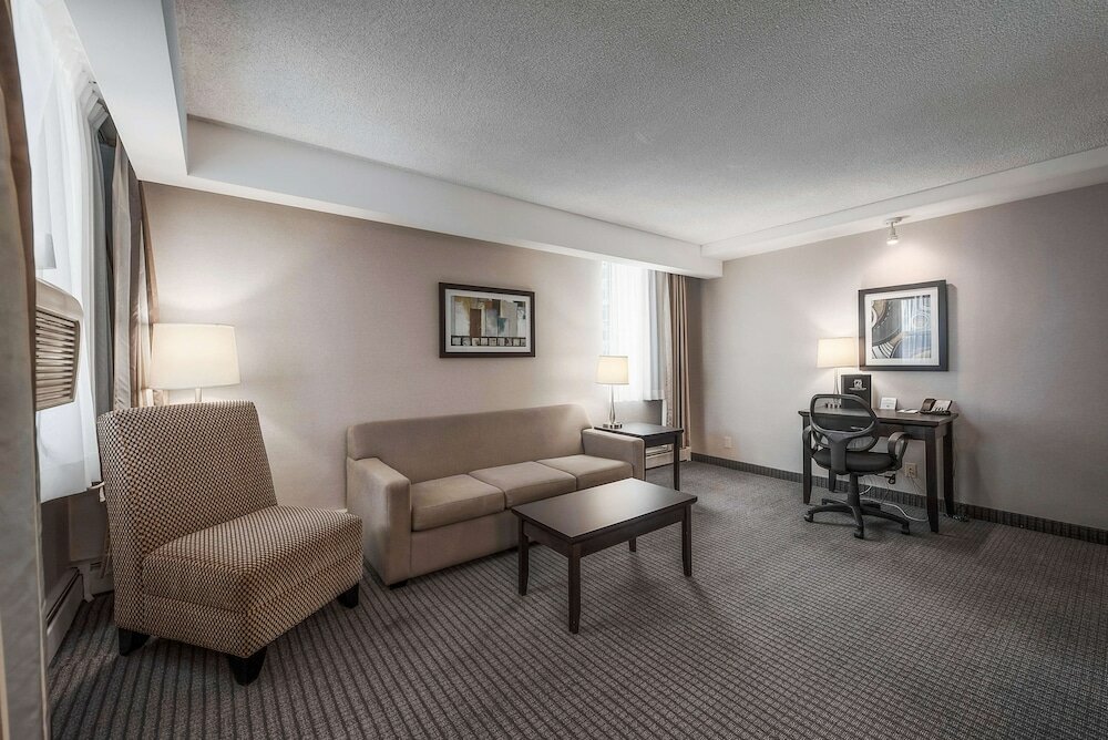 Фото Coast Calgary Downtown Hotel & Suites by Apa