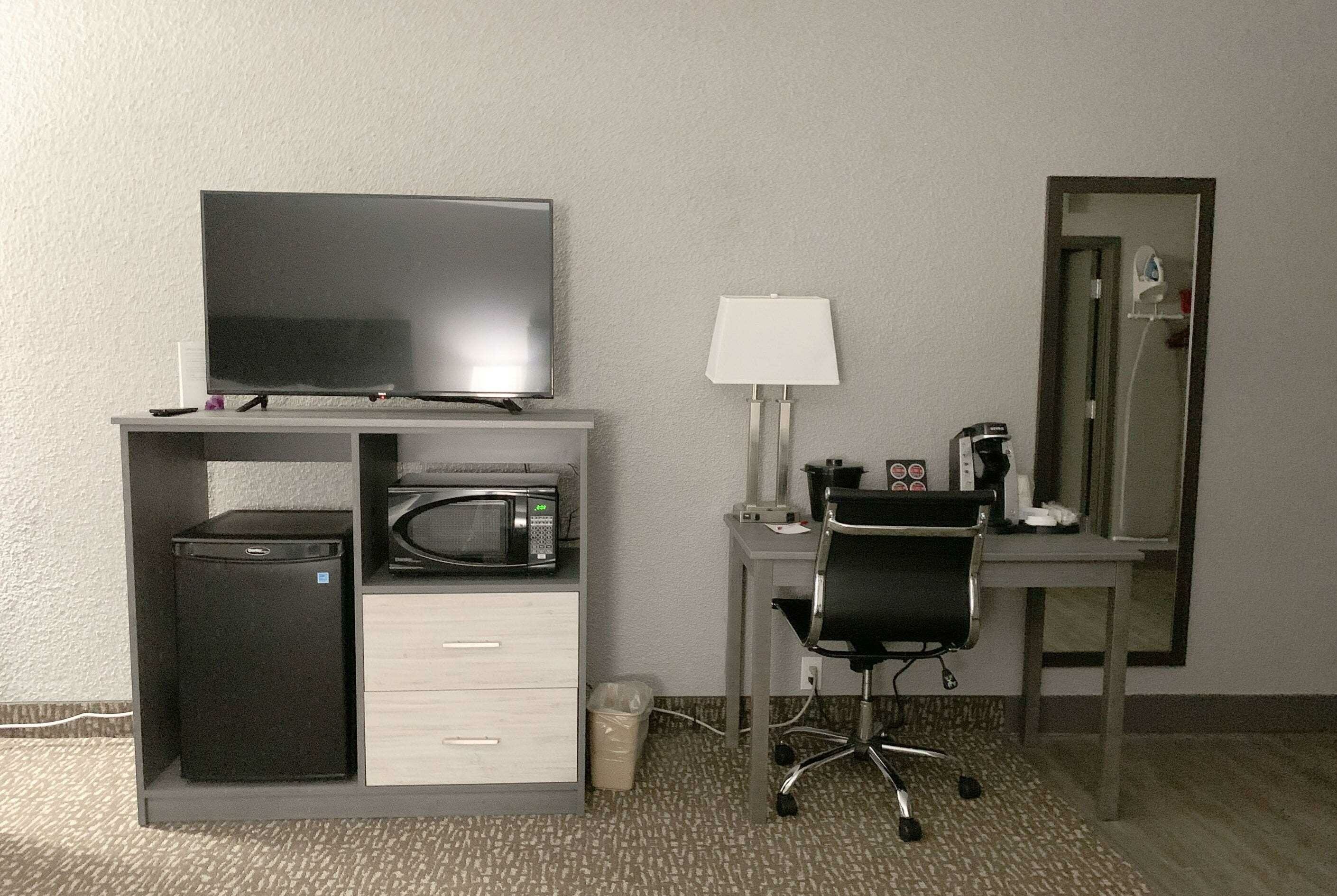 Фото Ramada by Wyndham Edmonton Yellowhead Nw