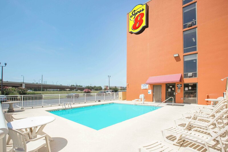 Гостиница Super 8 by Wyndham Myrtle Beach/Market Common Area в Миртл-Бич