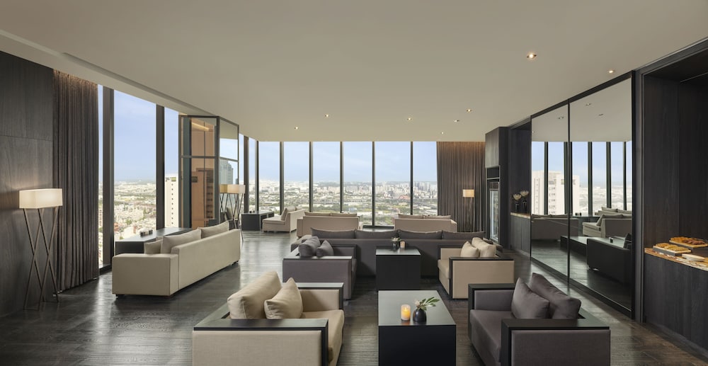 Фото The Lin Hotel