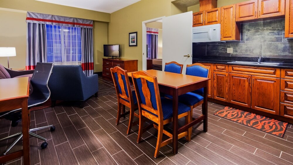 Фото Best Western Executive Inn & Suites