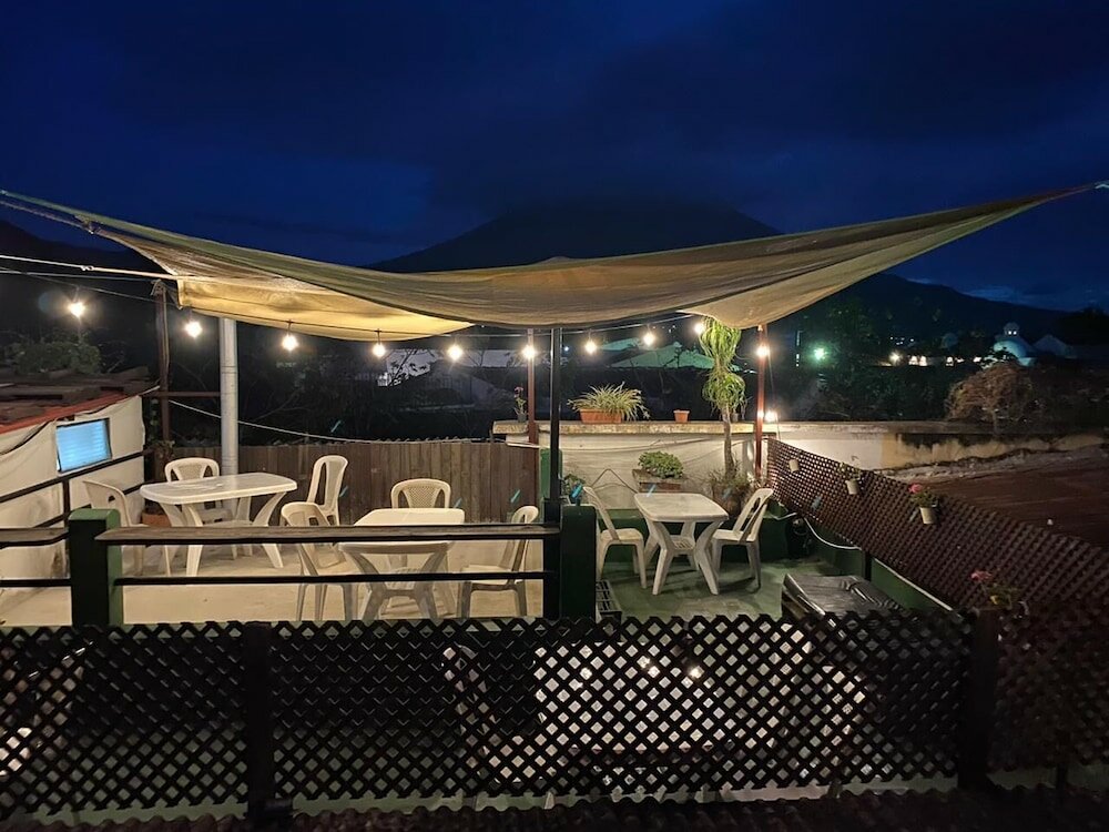 Фото Feathers Hotel and Lounge - Hostel