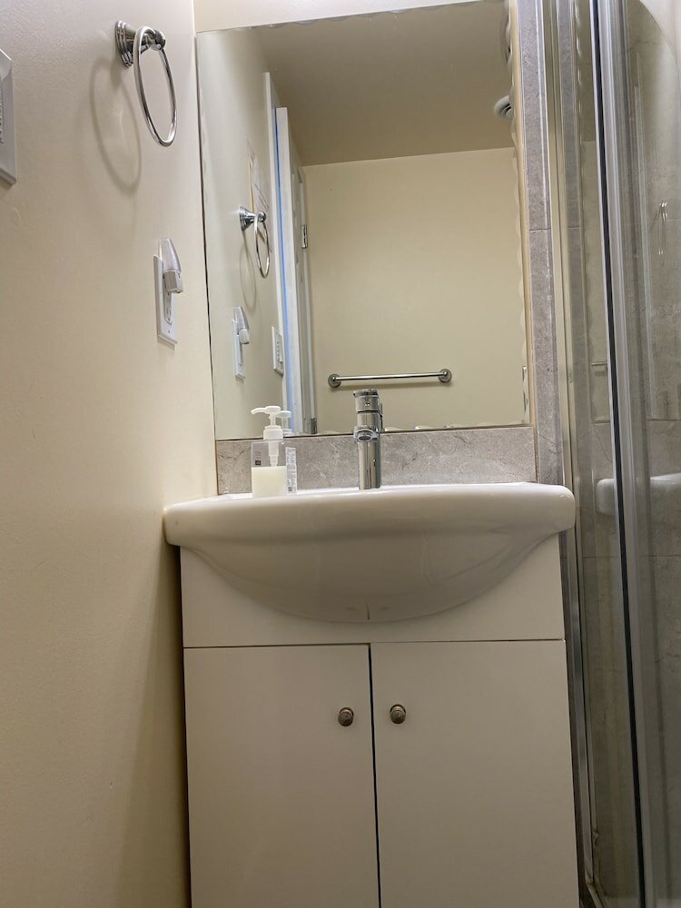 Фото Yvr Vickie’s Bed and Breakfast