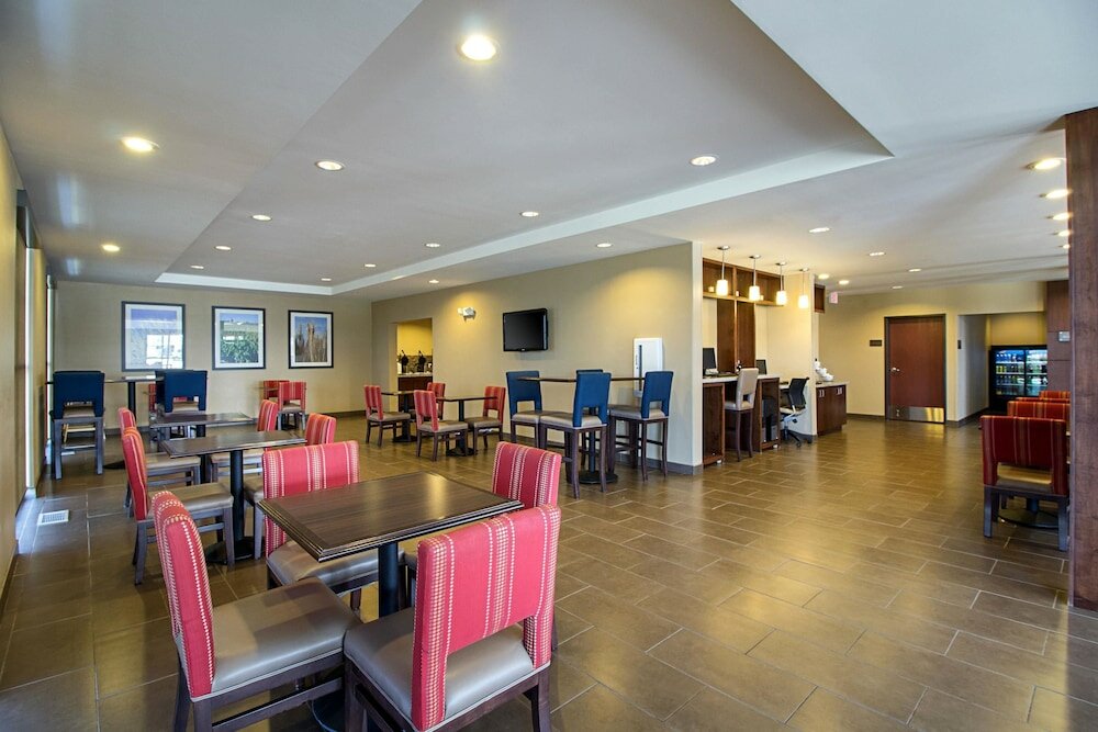 Фото Comfort Suites and Conference Center