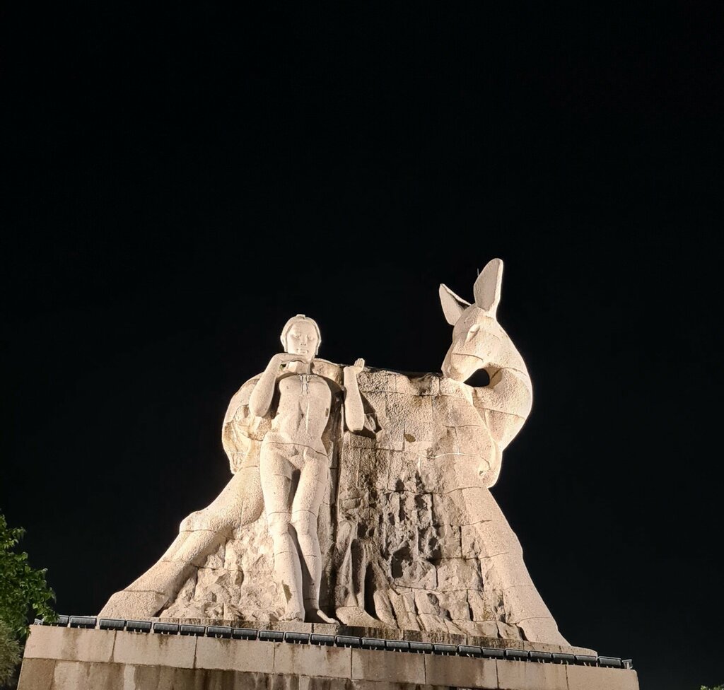 Ескерткіш, мүсін Олень, повернувший голову, Санья, фото