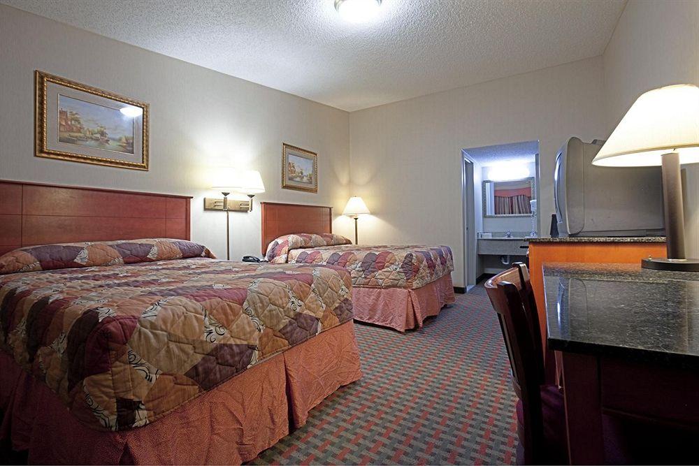 Фото Americas Best Value Inn Smithtown Long Island