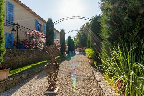 Гостиница Hotel La Bastide De Valbonne в Вальбонне