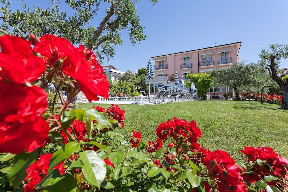 Фото отеля 2