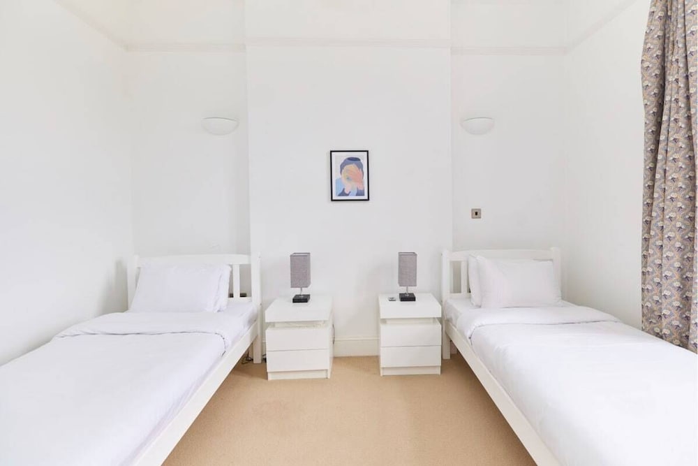 Фото The Woolwich Retreat - Enticing 5bdr House With Parking