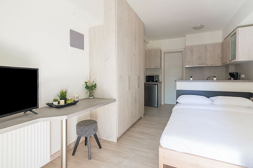 Фото Modern Athens Studio by Cloudkeys