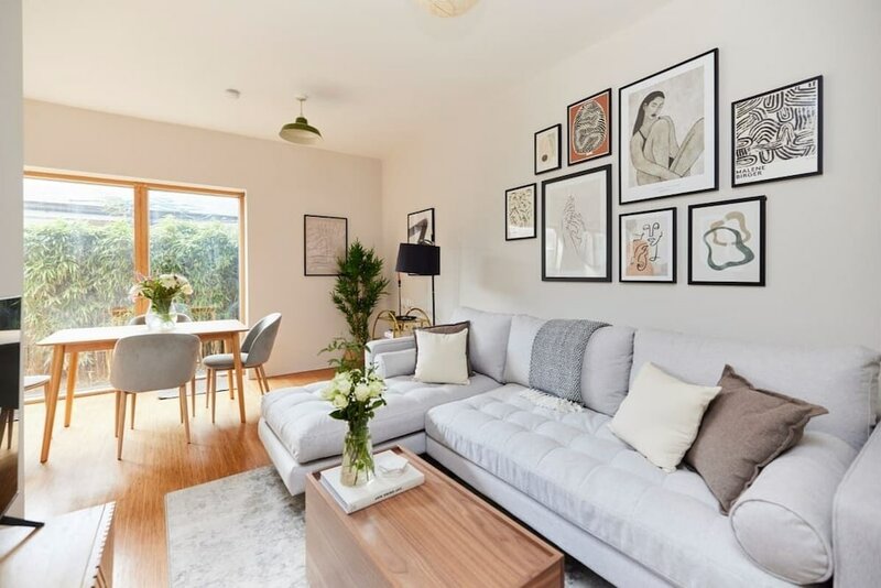 Гостиница The Southwark Wonder - Charming 1bdr Flat With Patio в Лондоне