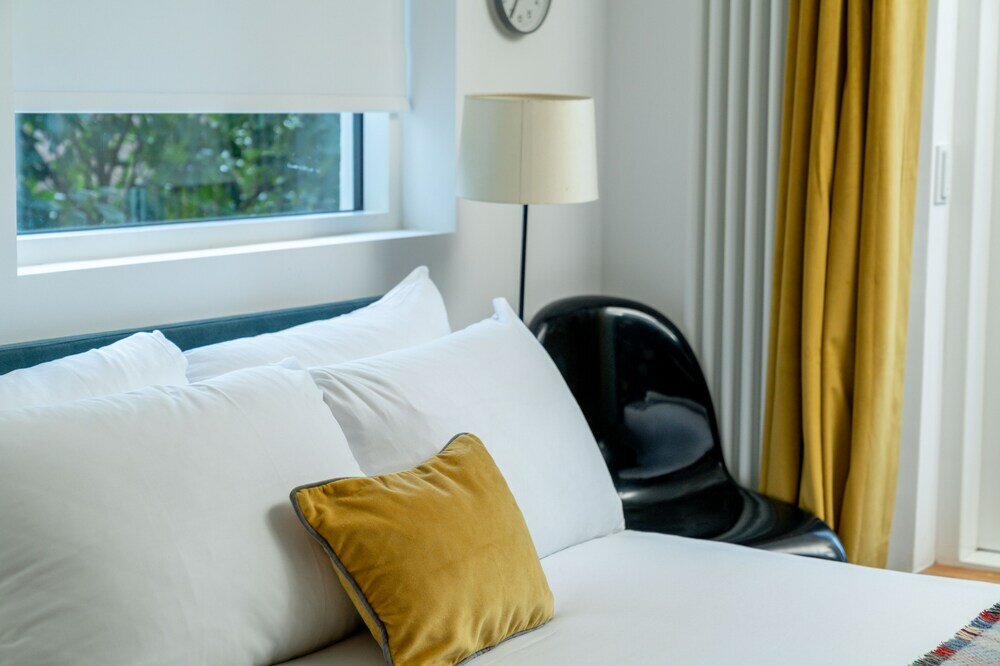 Фото Altido Elegant 4 Br House W/Deskspace, Moments From Angel