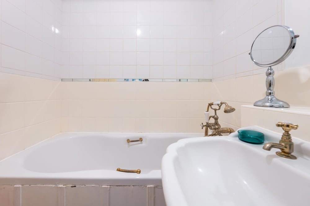 Фото Pierocks Wickets Luxury Entire House, Free Parking and Wi-fi in Maidenhead