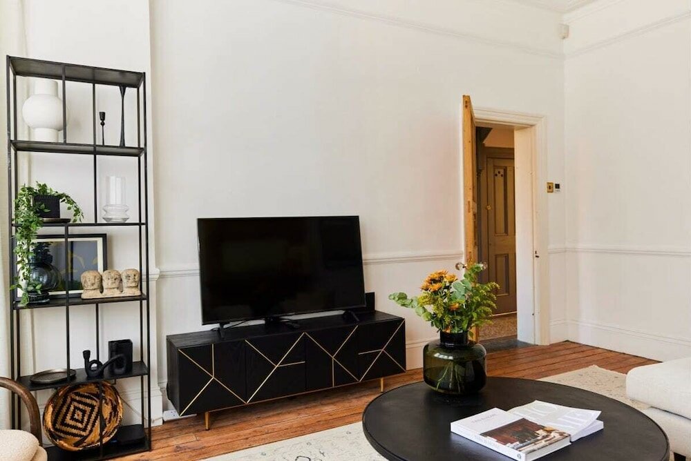 Фото The Barnet Escape - Exquisite 4bdr House With Garden + Patio