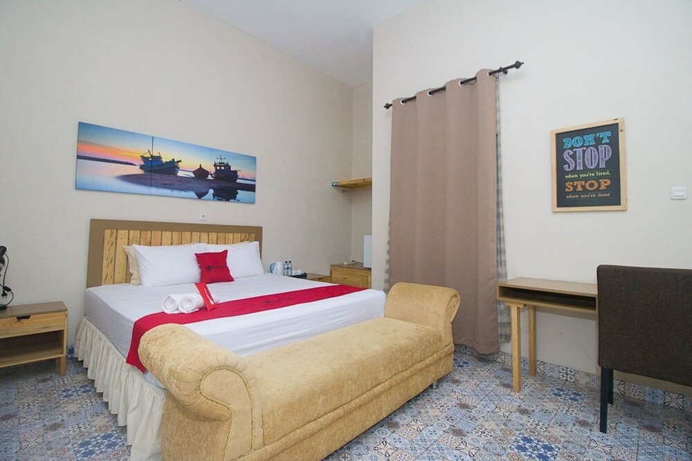 Фото RedDoorz Plus Syariah near Alun Alun Sampang