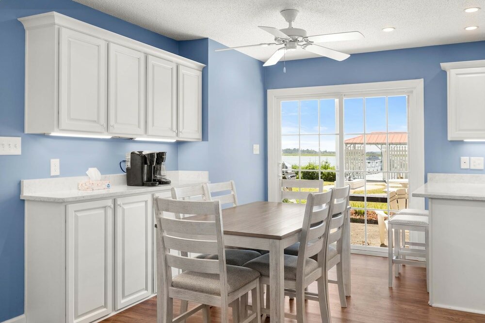 Фото 1401 Chatham Ave