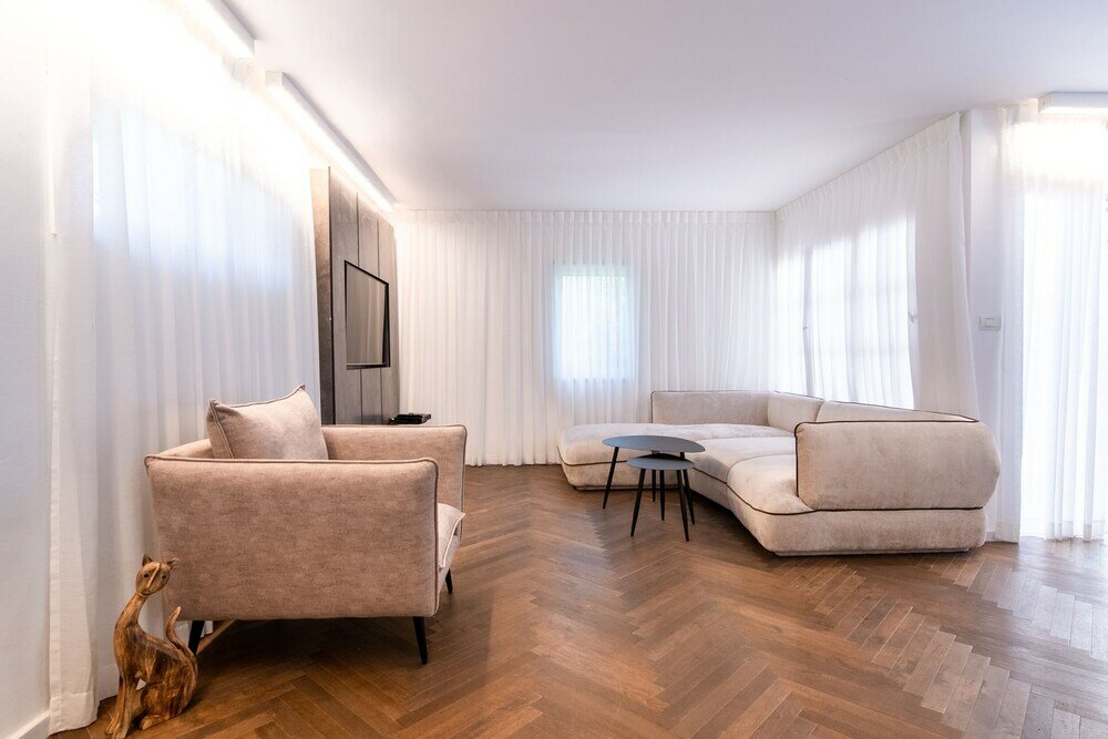 Фото Spacious 4bd House w Pool in Hezliya