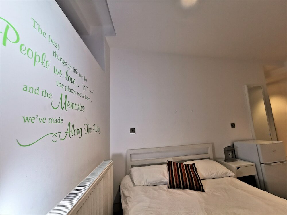 Фото Spacious Double Room with en-suite - 1b